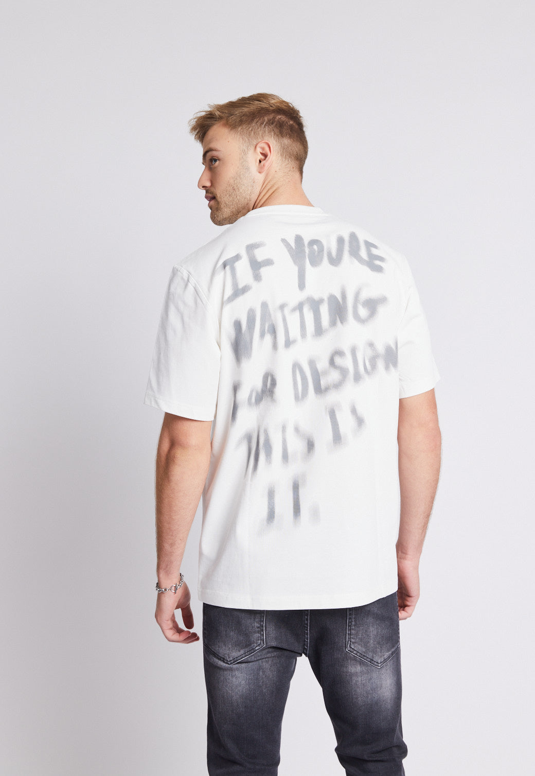 חולצת טי מודפסת בגוון קרם לגברים