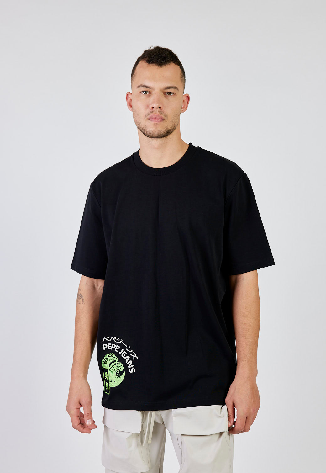 חולצת טי מודפסת עם גרפיקה יפנית