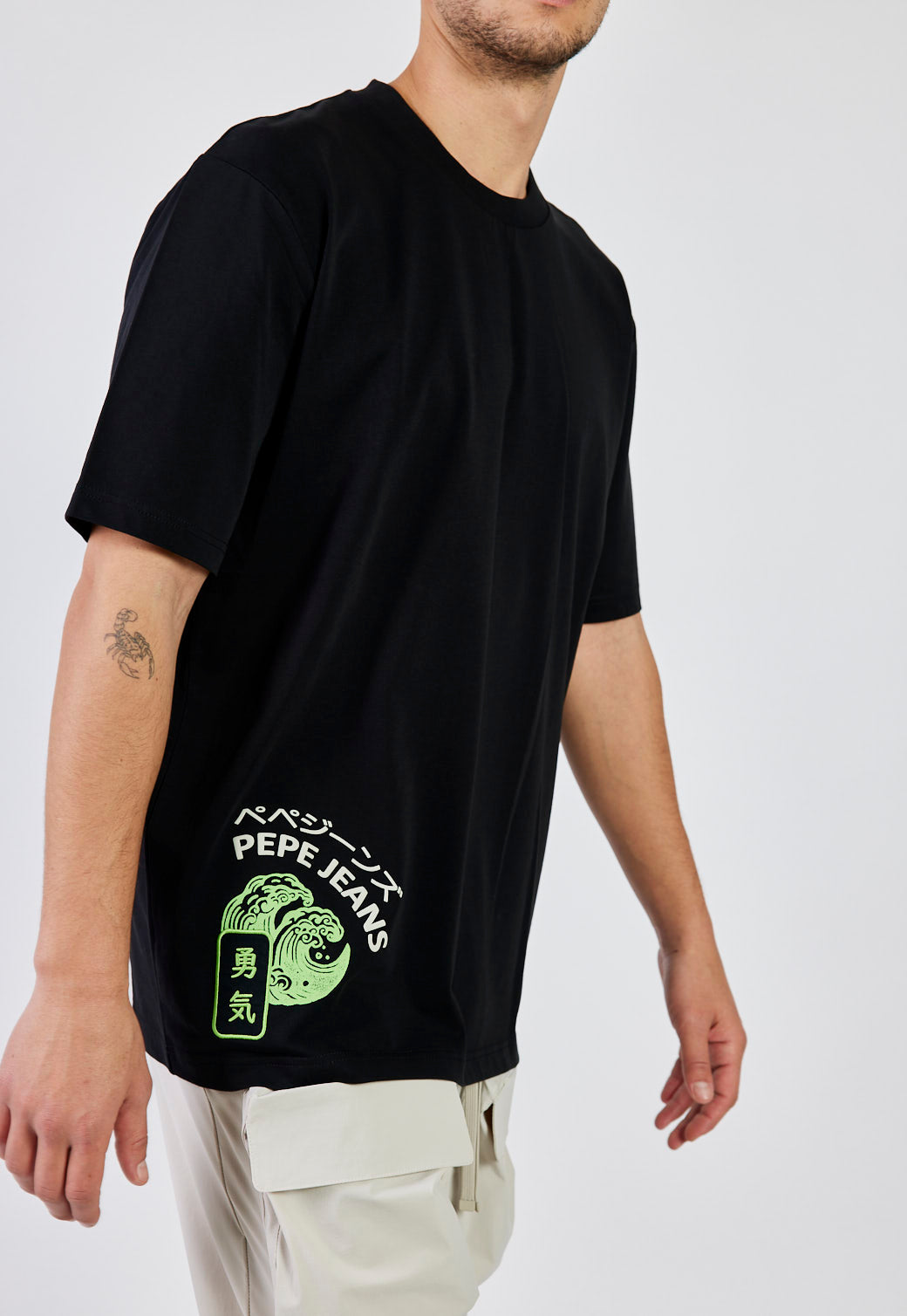 חולצת טי מודפסת עם גרפיקה יפנית