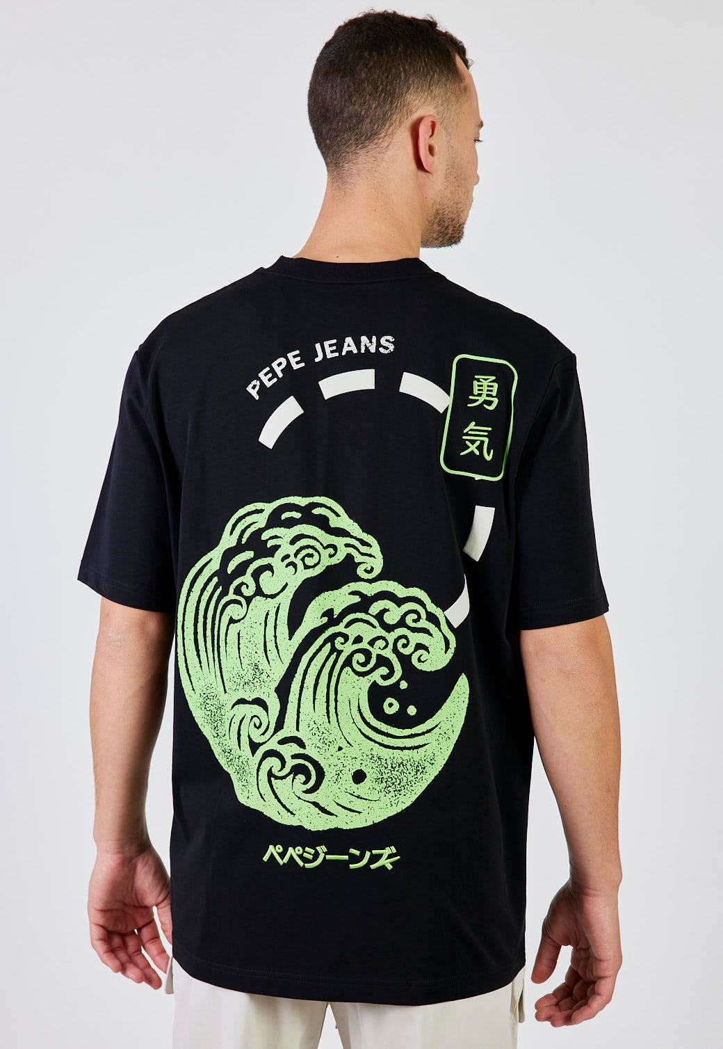 חולצת טי מודפסת עם גרפיקה יפנית