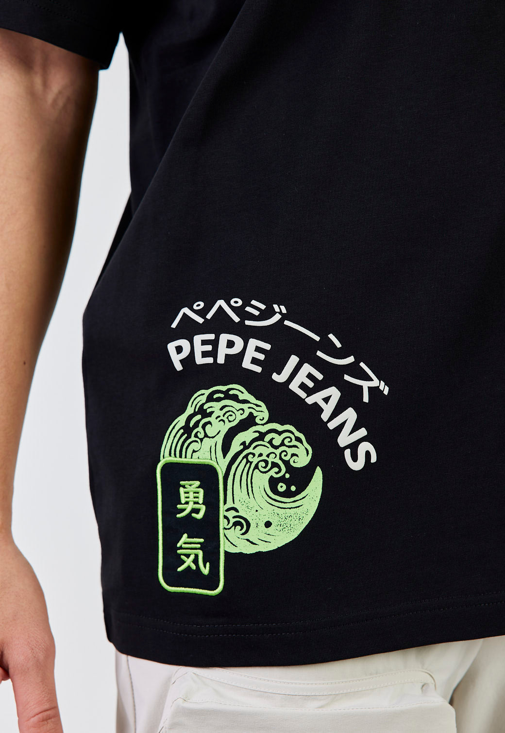 חולצת טי מודפסת עם גרפיקה יפנית