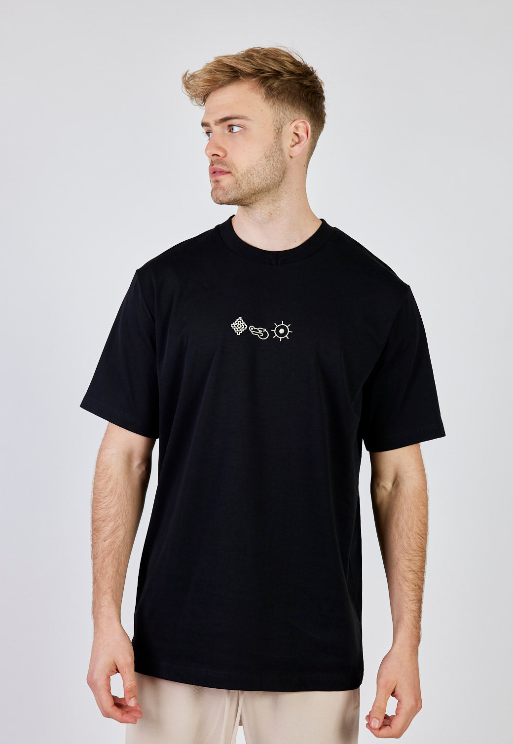 חולצת טי עם הדפס סמלים צבע שחור