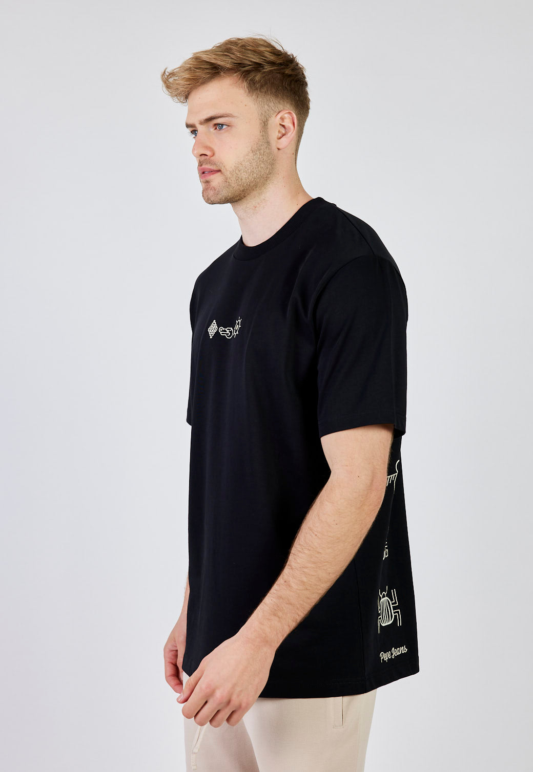 חולצת טי עם הדפס סמלים צבע שחור