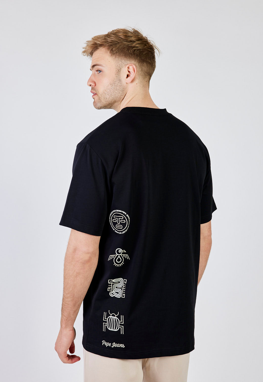 חולצת טי עם הדפס סמלים צבע שחור