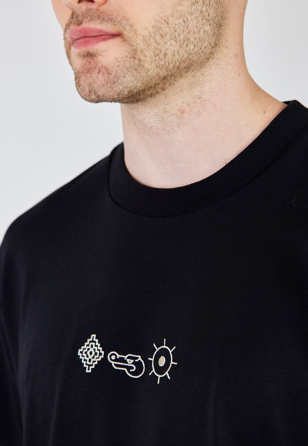 חולצת טי עם הדפס סמלים צבע שחור