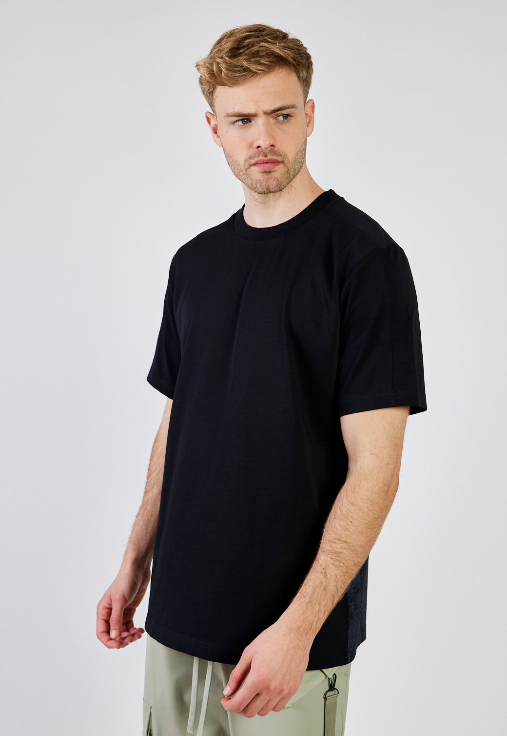 חולצת טי עם הדפס בגב בצבע שחור לגברים