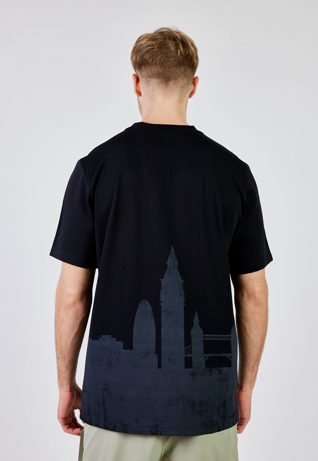 חולצת טי עם הדפס בגב בצבע שחור לגברים