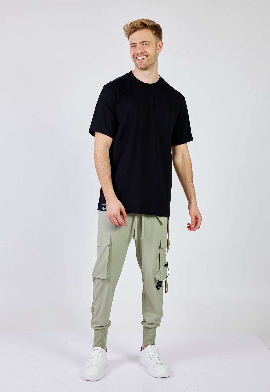 חולצת טי עם הדפס בגב בצבע שחור לגברים