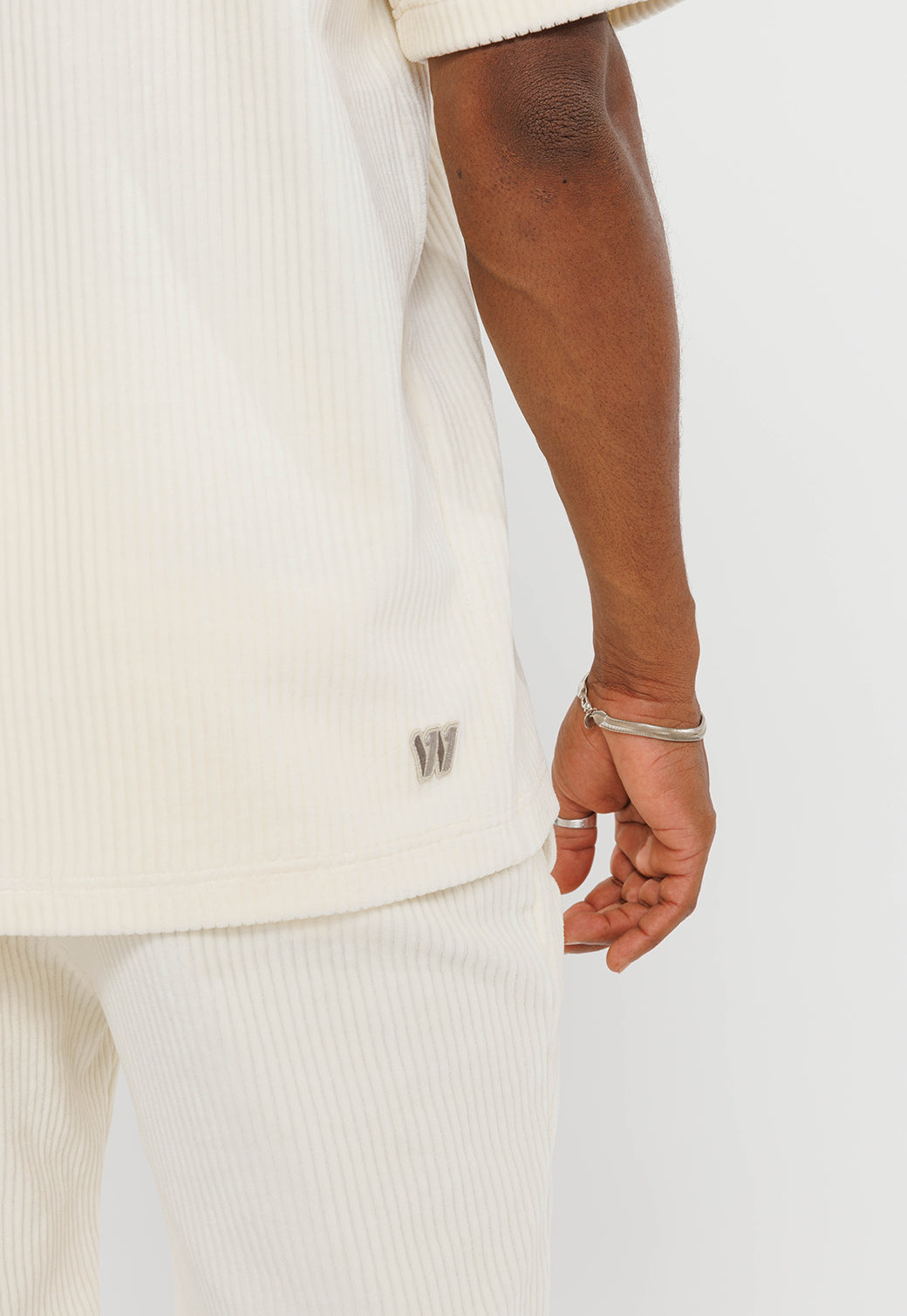 חולצת טי בצבע לבן שמנת