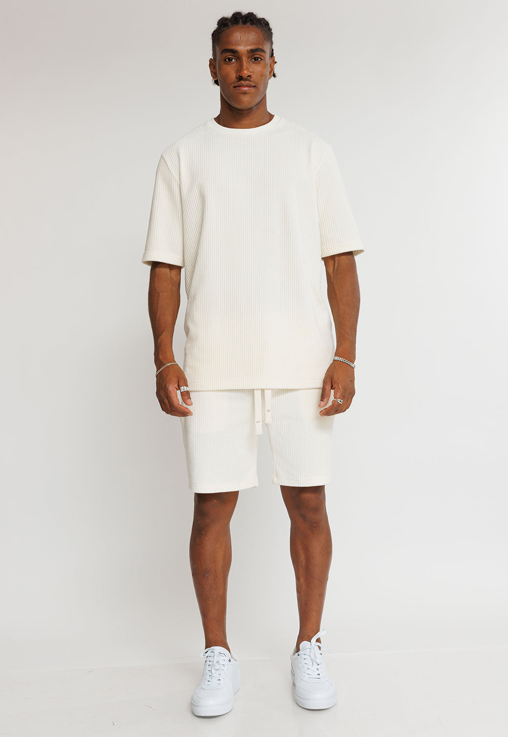 חולצת טי בצבע לבן שמנת