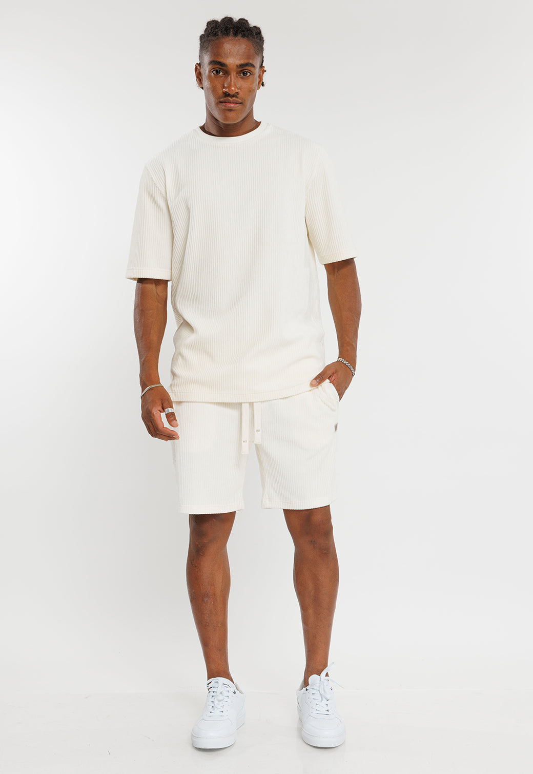 חולצת טי בצבע לבן שמנת