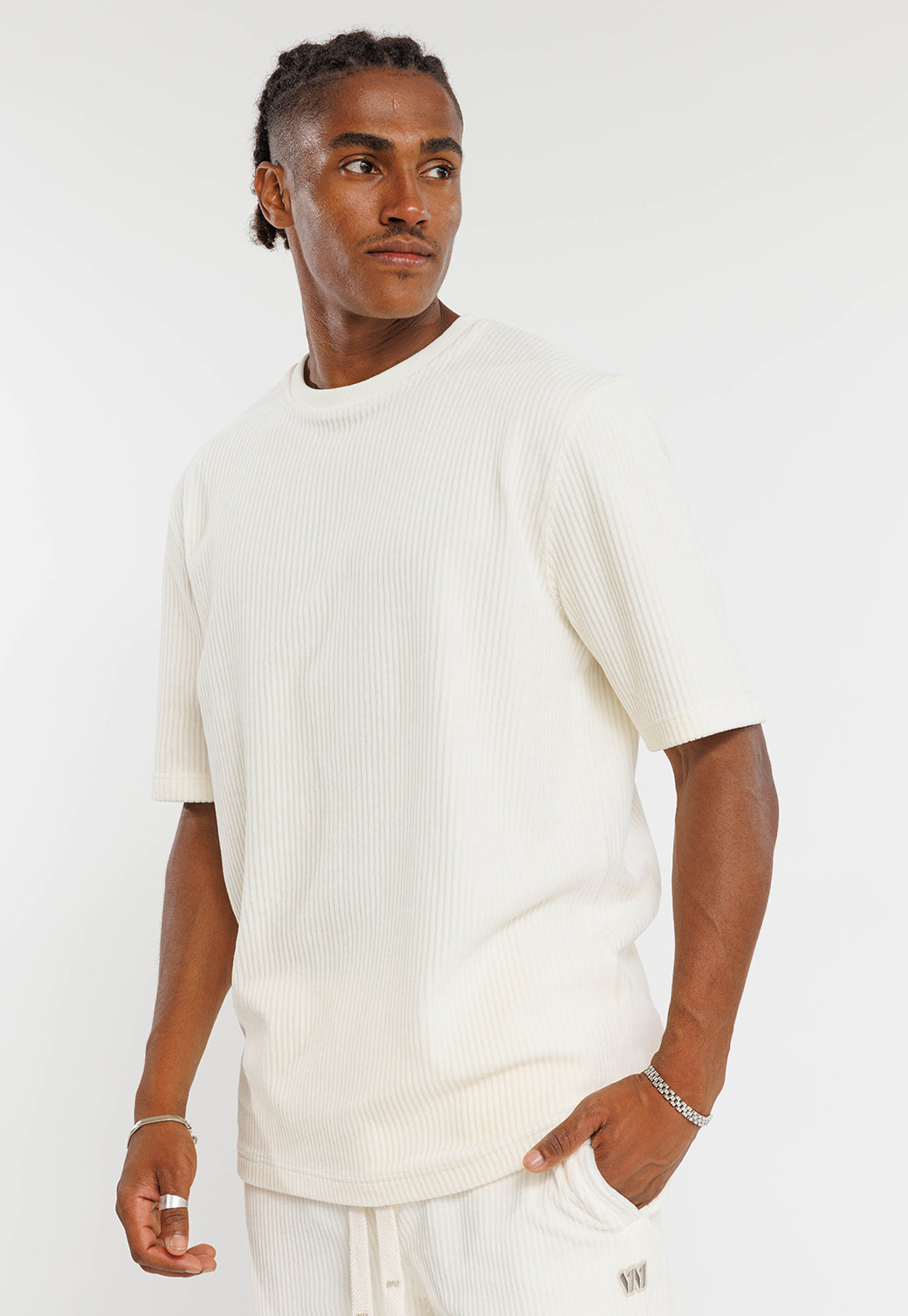 חולצת טי בצבע לבן שמנת