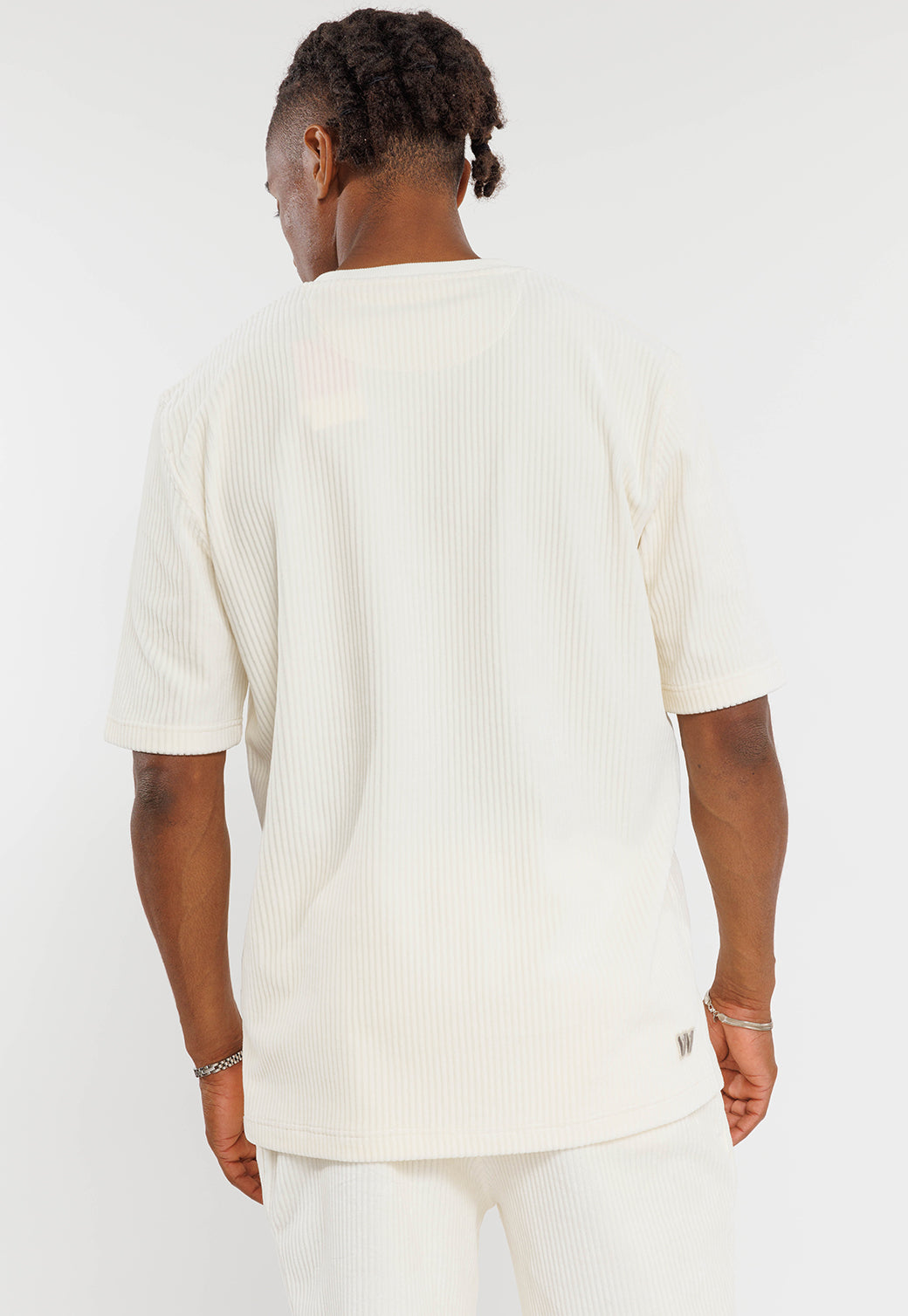 חולצת טי בצבע לבן שמנת