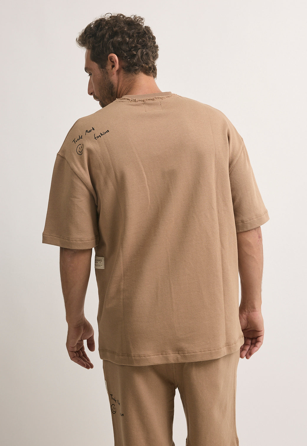 טי-שירט אוברסייז לגברים בצבע בז' עם לוגו