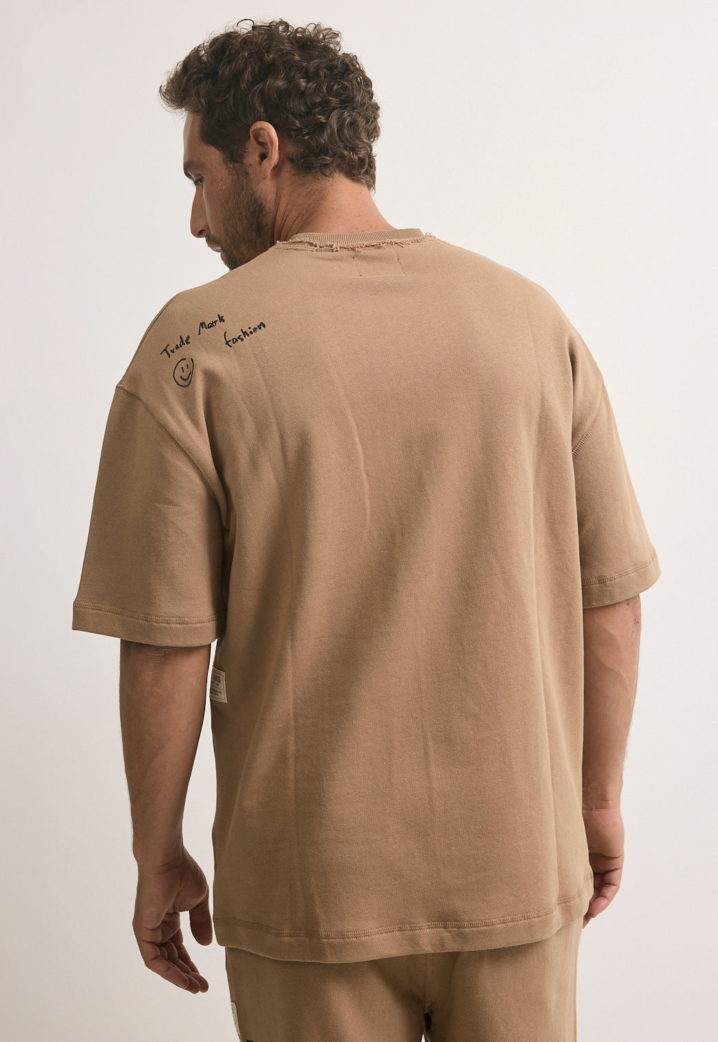 טי-שירט אוברסייז לגברים בצבע בז' עם לוגו