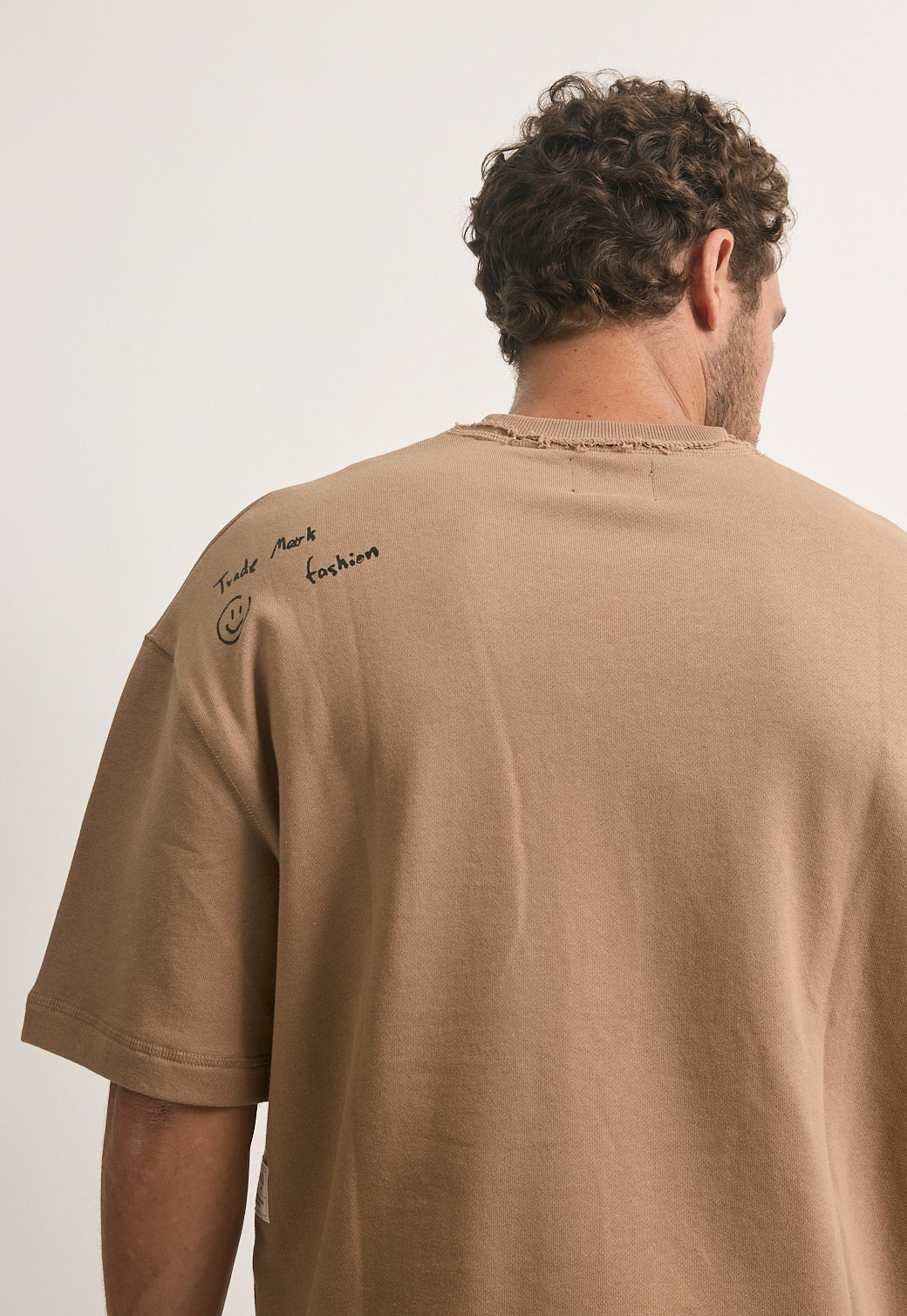 טי-שירט אוברסייז לגברים בצבע בז' עם לוגו