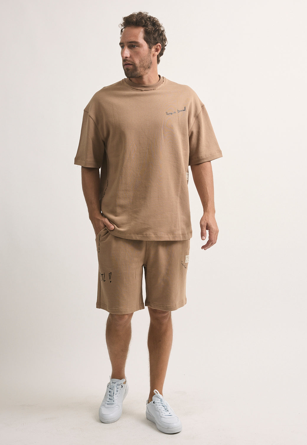 טי-שירט אוברסייז לגברים בצבע בז' עם לוגו