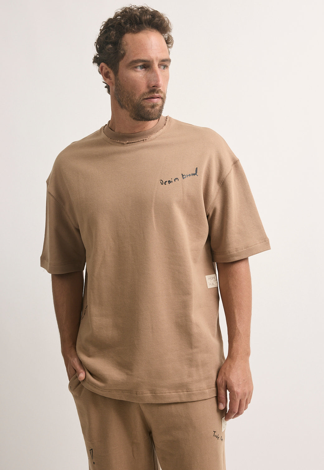 טי-שירט אוברסייז לגברים בצבע בז' עם לוגו