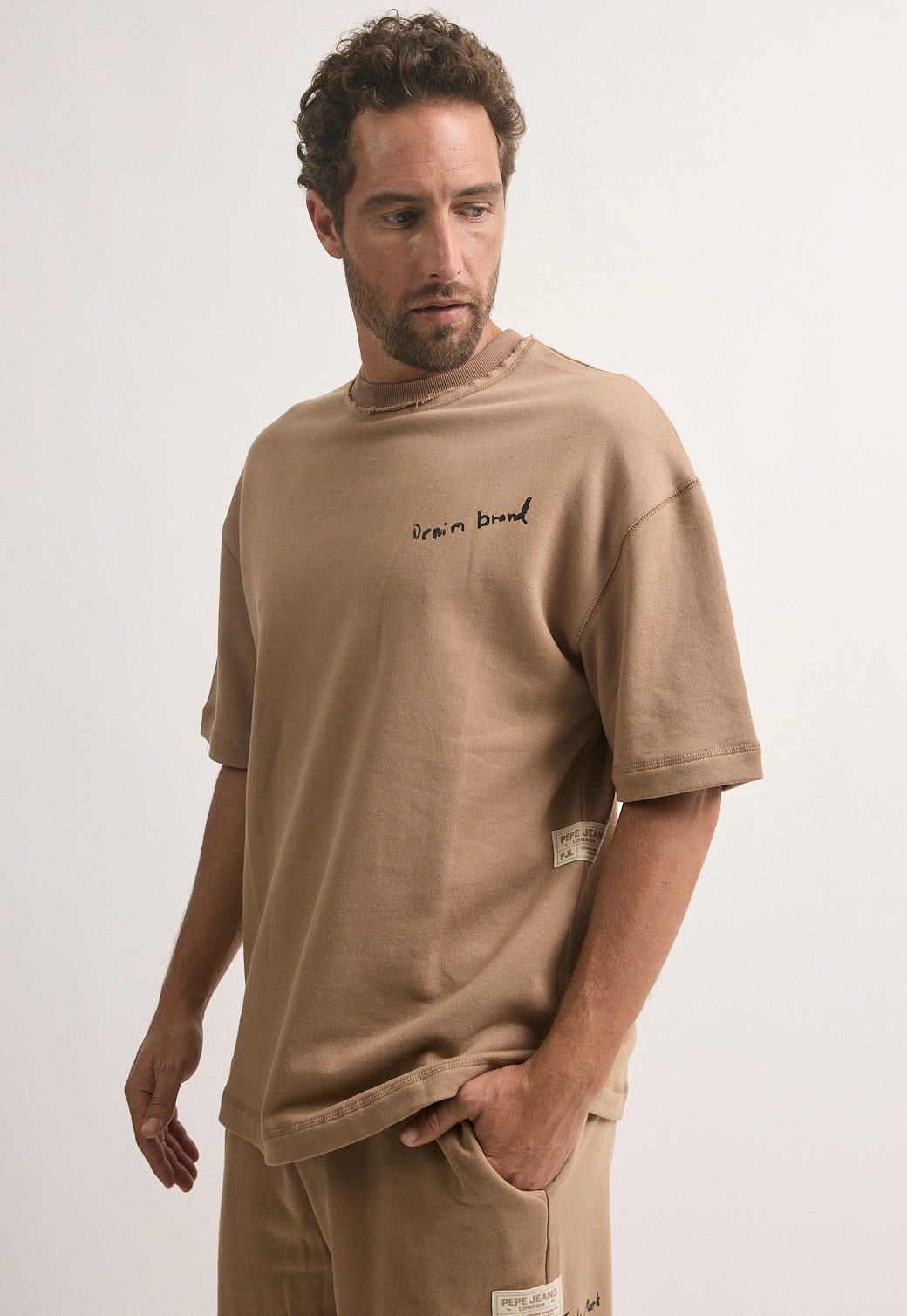 טי-שירט אוברסייז לגברים בצבע בז' עם לוגו