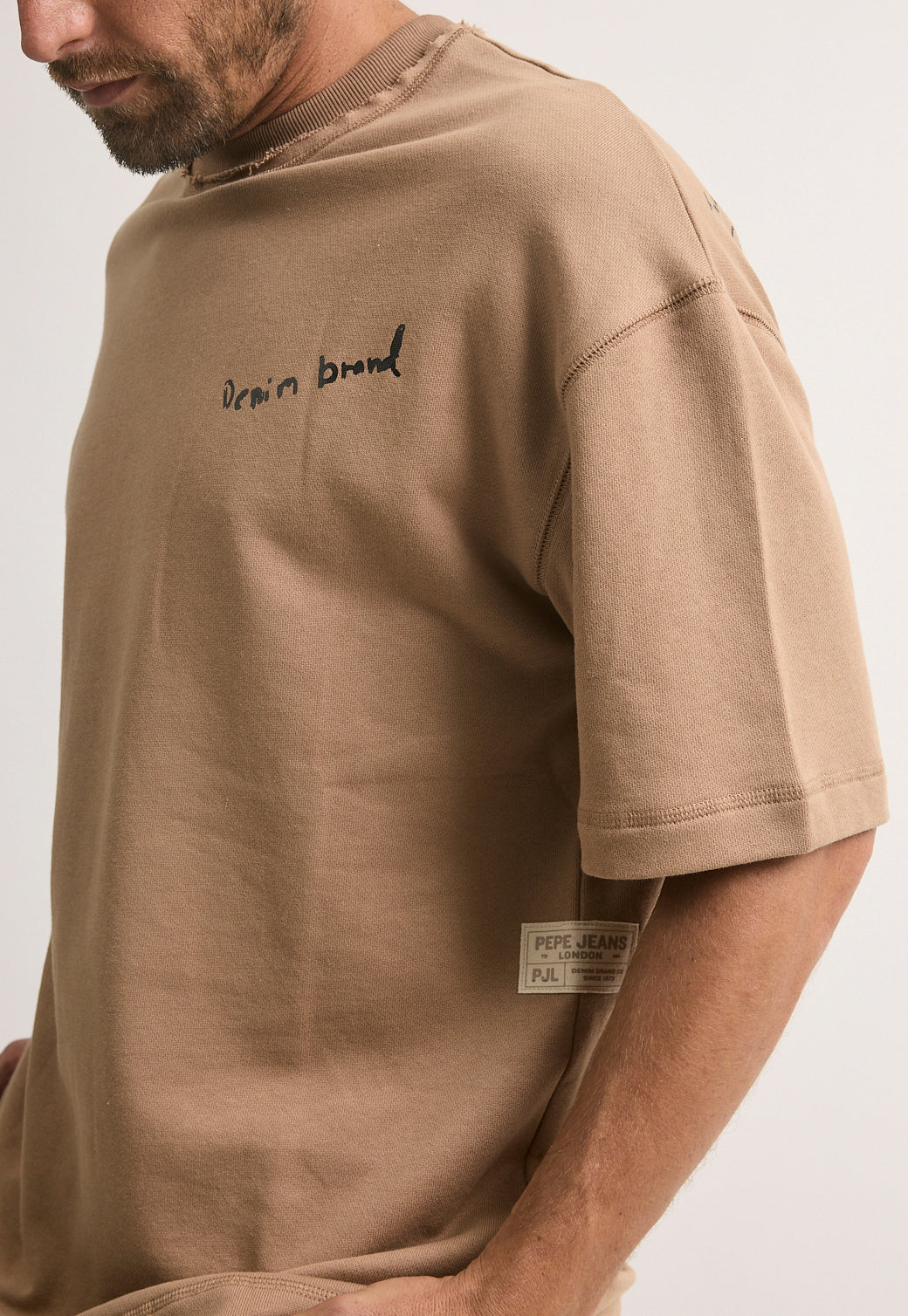 טי-שירט אוברסייז לגברים בצבע בז' עם לוגו