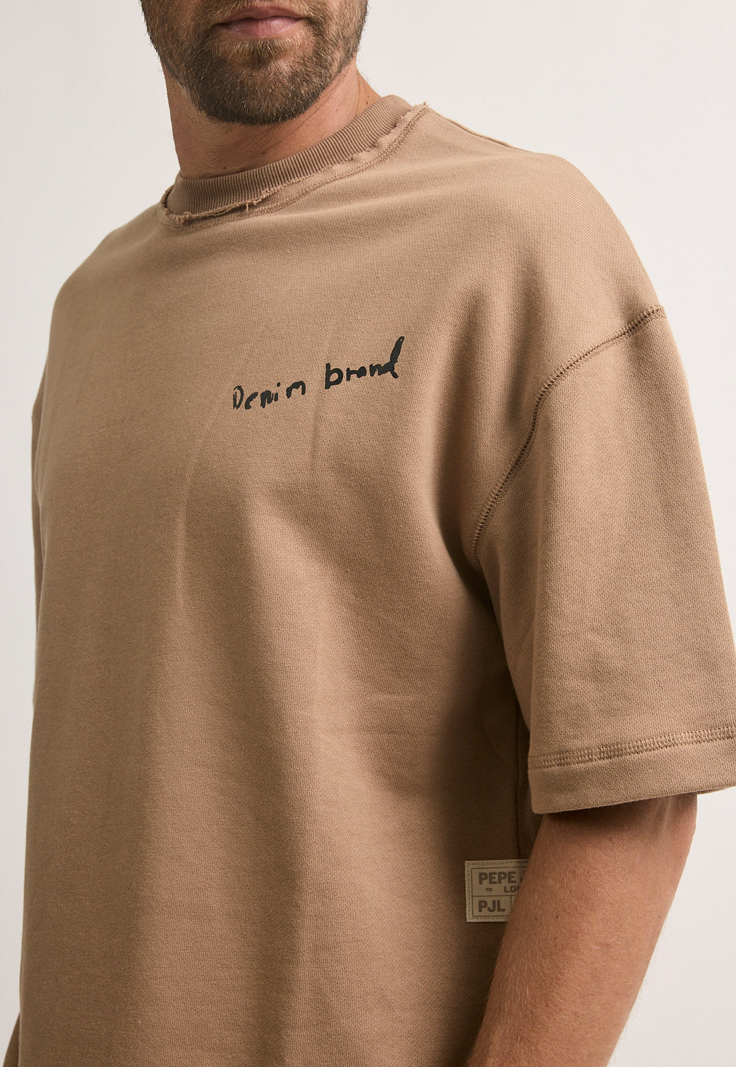 טי-שירט אוברסייז לגברים בצבע בז' עם לוגו