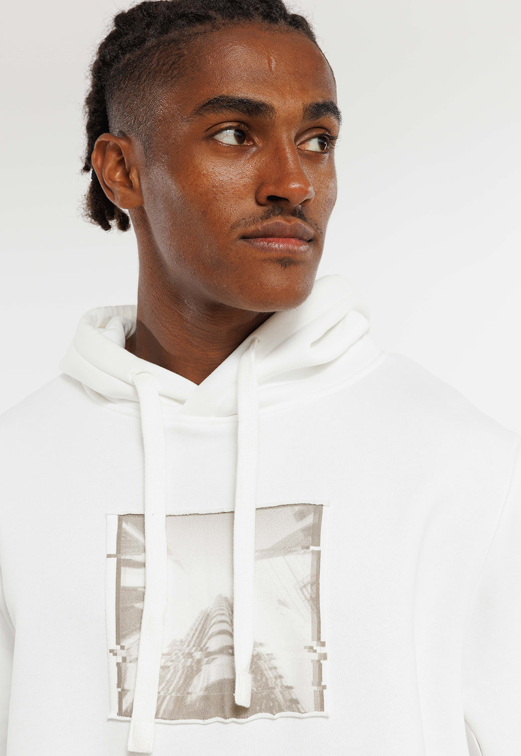קפוצ'ון עם הדפס מרובע לגברים בצבע לבן