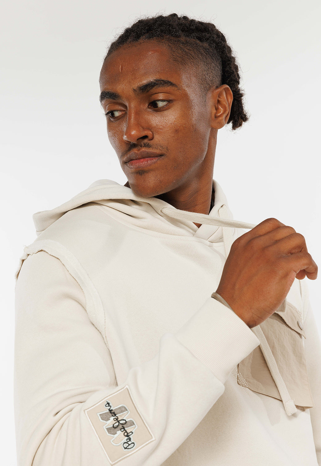 קפוצ'ון KIN עם כיס מעוצב בצבע חול בז'