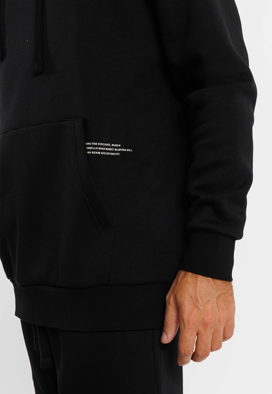 קפוצ'ון עם הדפס גב לגברים בצבע שחור