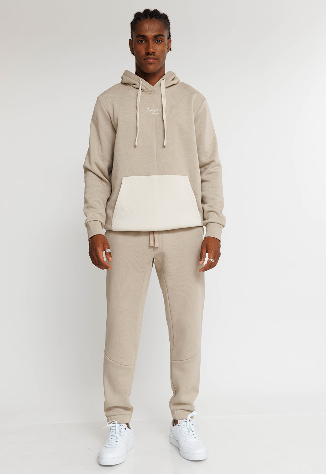 קפוצ'ון עם כיס לגברים בצבע אפור ושמנת