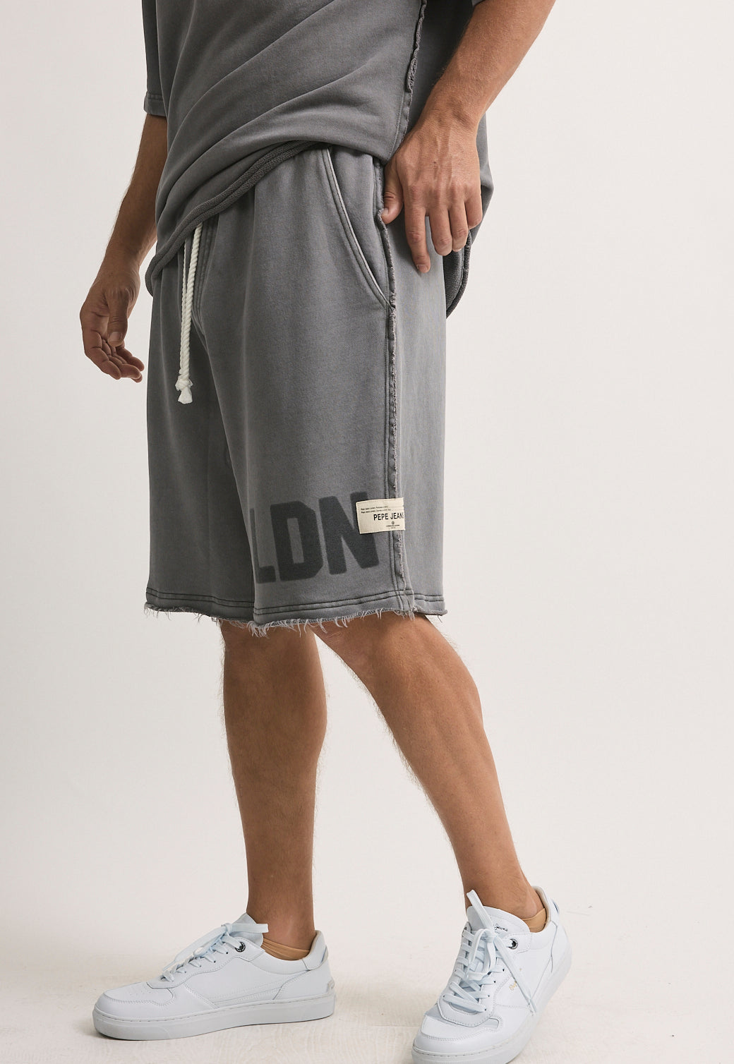 מכנסי קצרים לגברים בצבע אפור