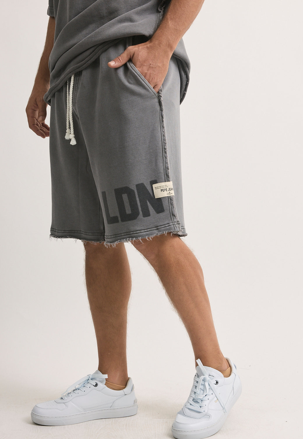 מכנסי קצרים לגברים בצבע אפור