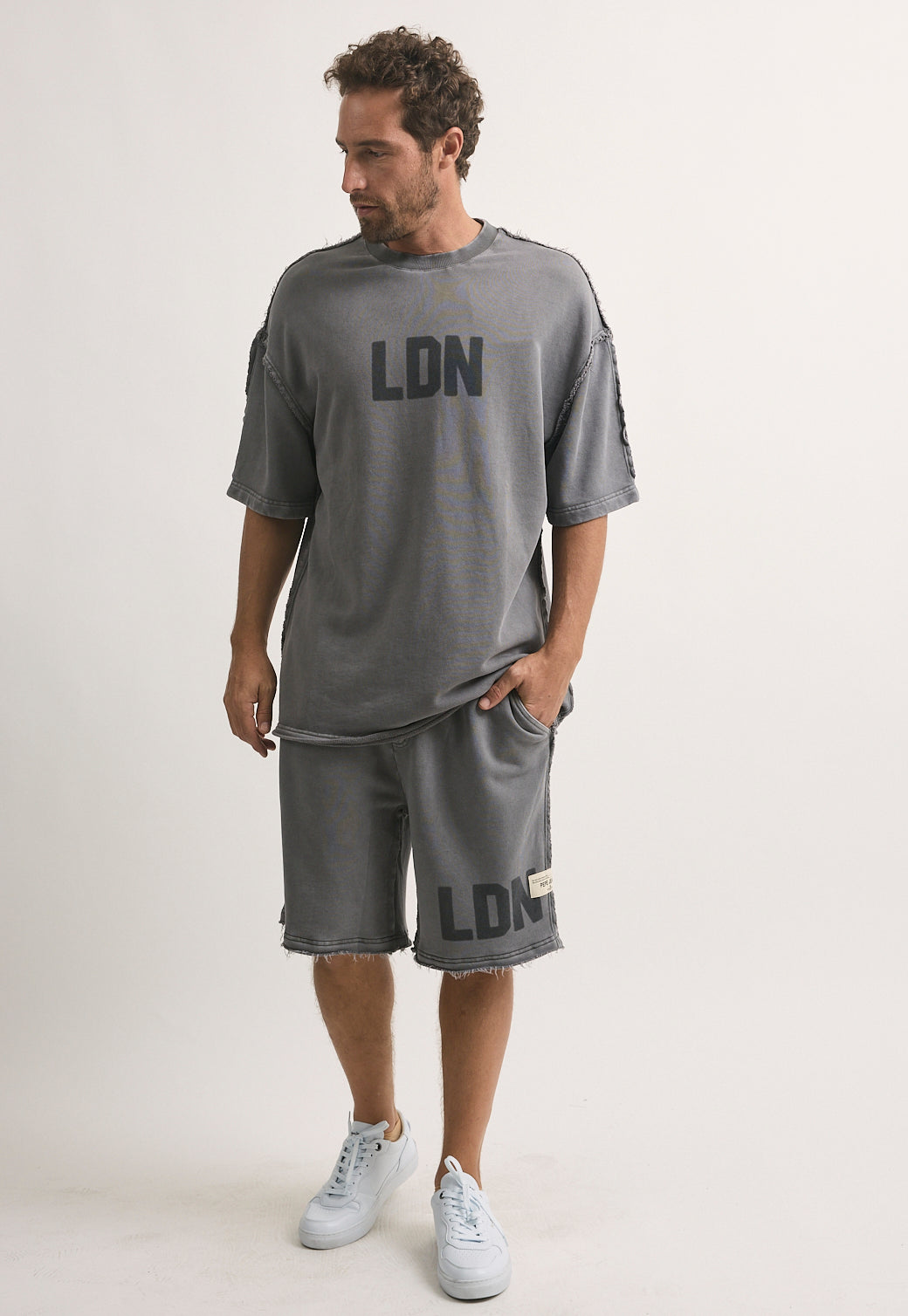 מכנסי קצרים לגברים בצבע אפור