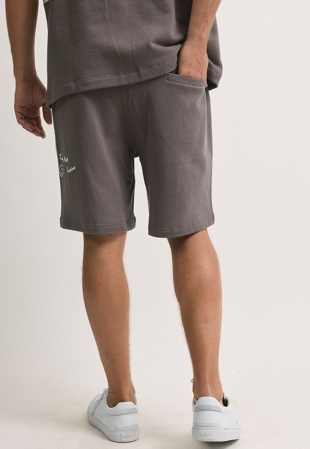 מכנסיים קצרים לגברים בצבע אפור