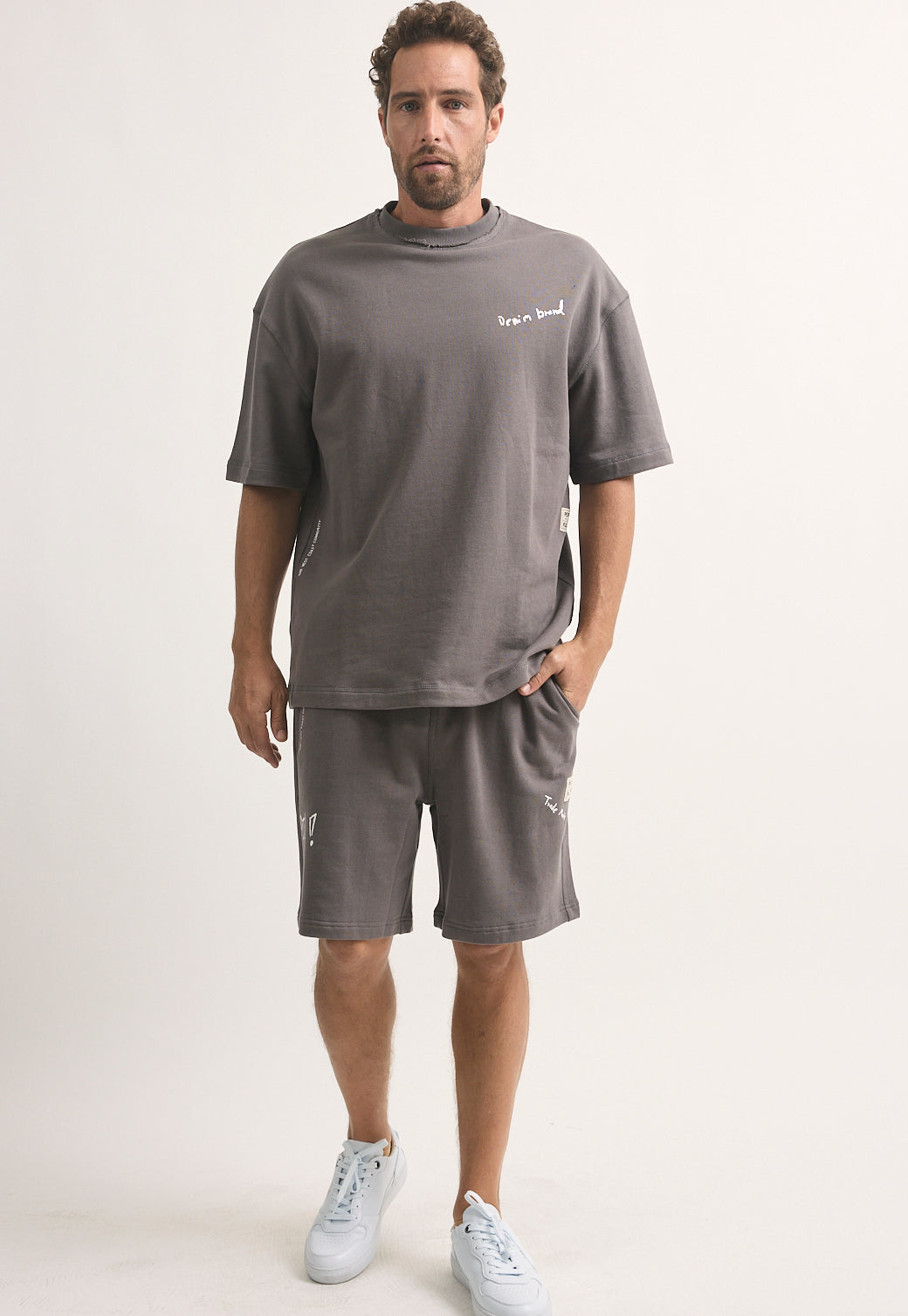 מכנסיים קצרים לגברים בצבע אפור