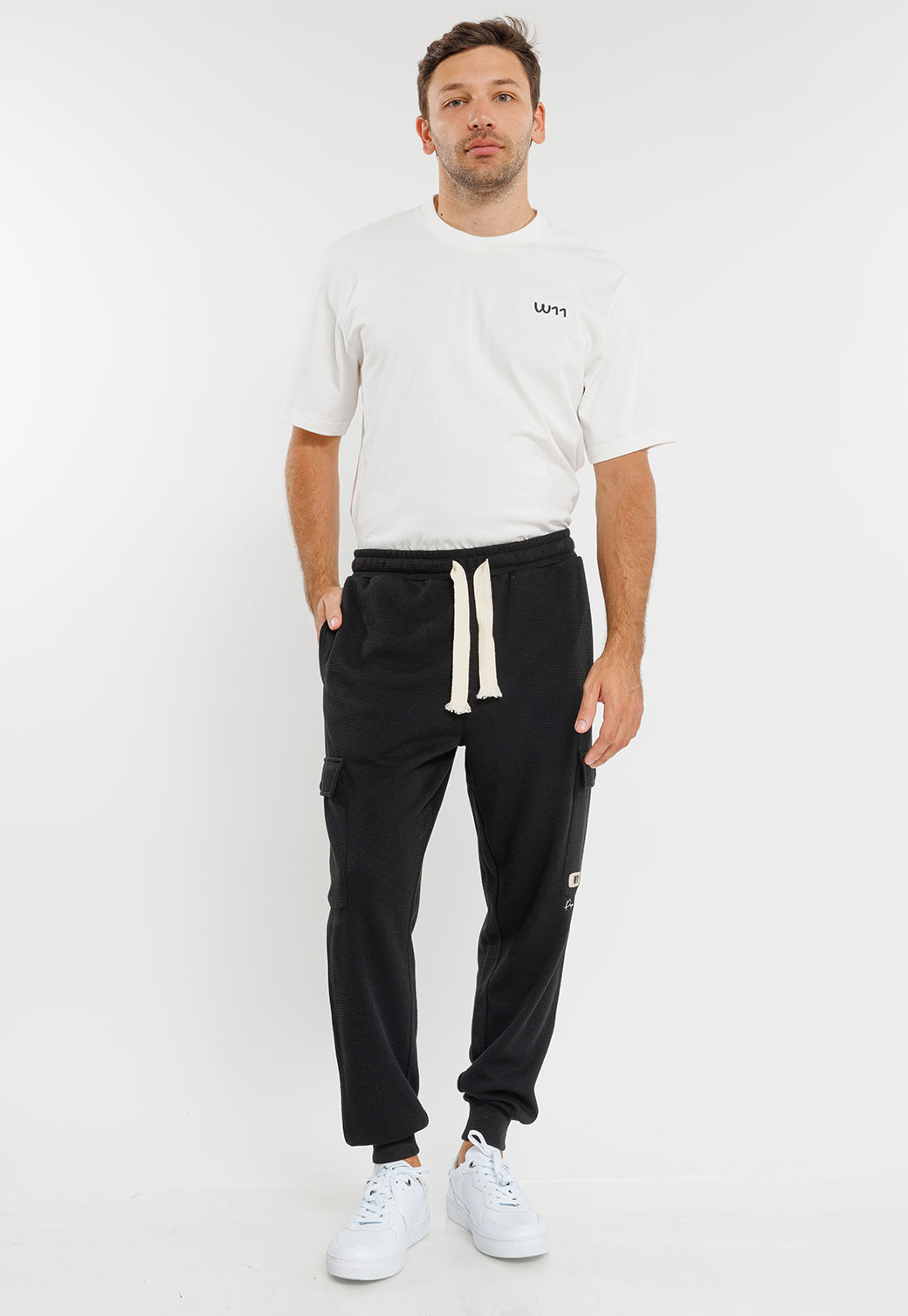 מכנסי טרנינג לגברים בצבע שחור