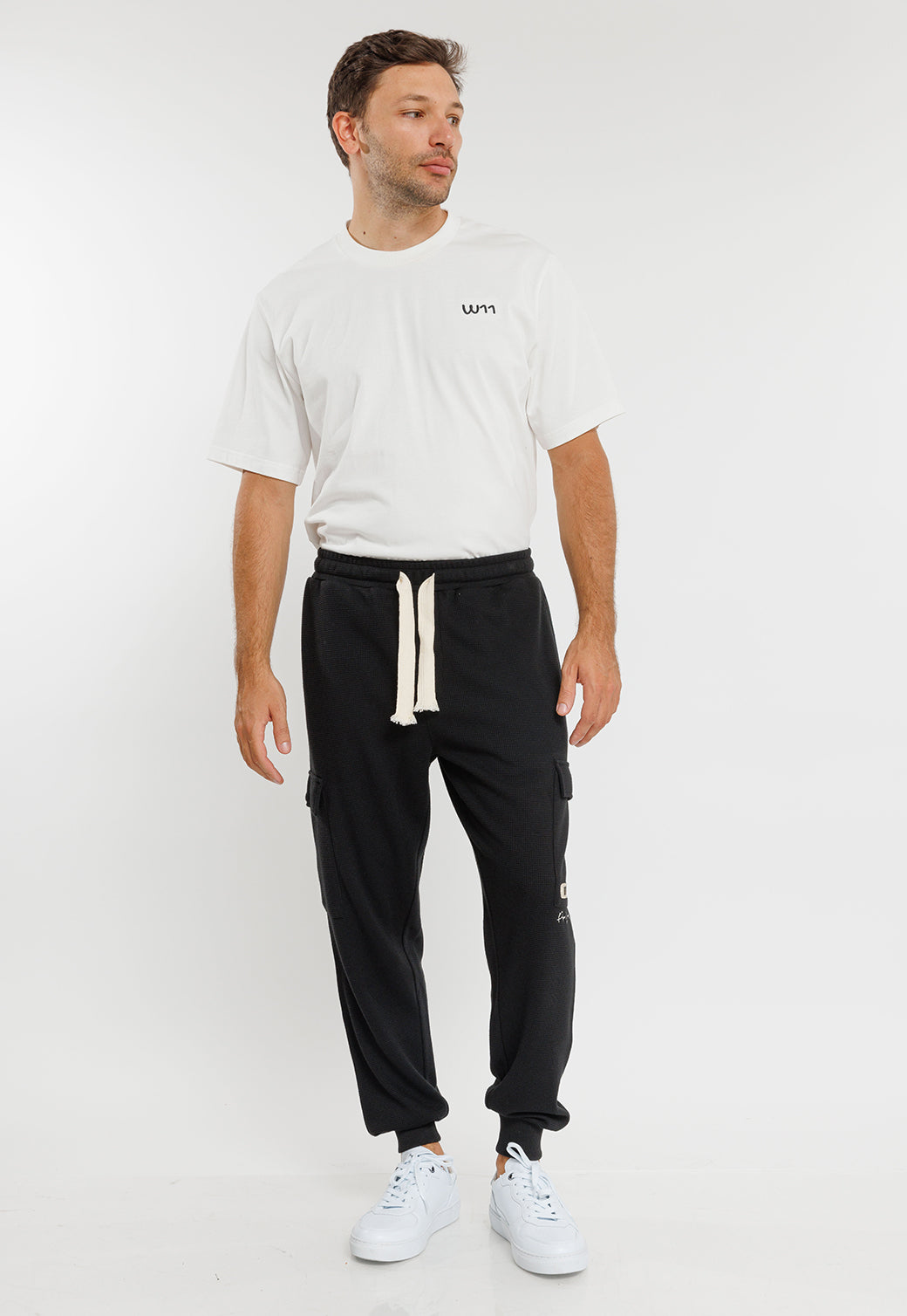 מכנסי טרנינג לגברים בצבע שחור