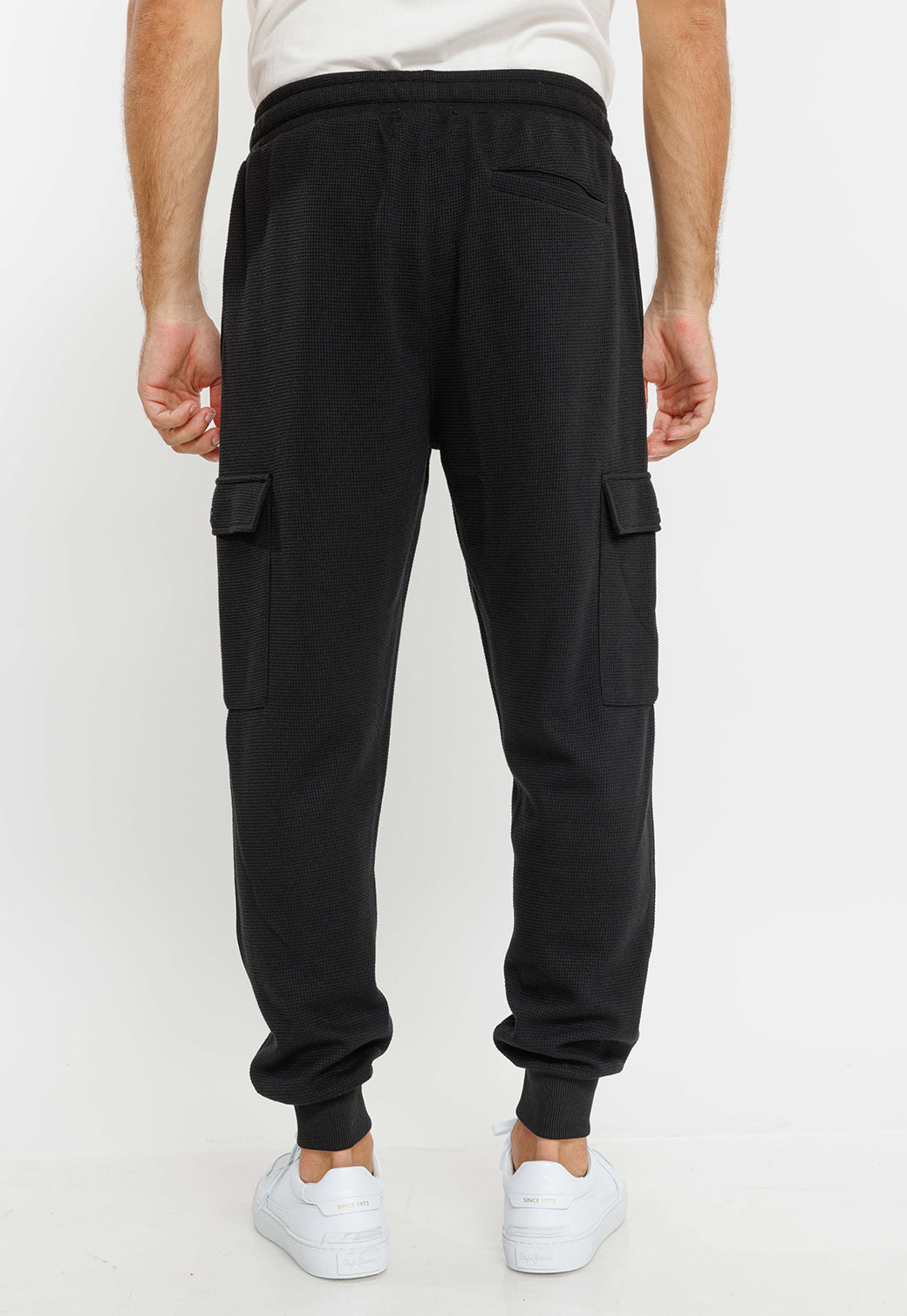 מכנסי טרנינג לגברים בצבע שחור