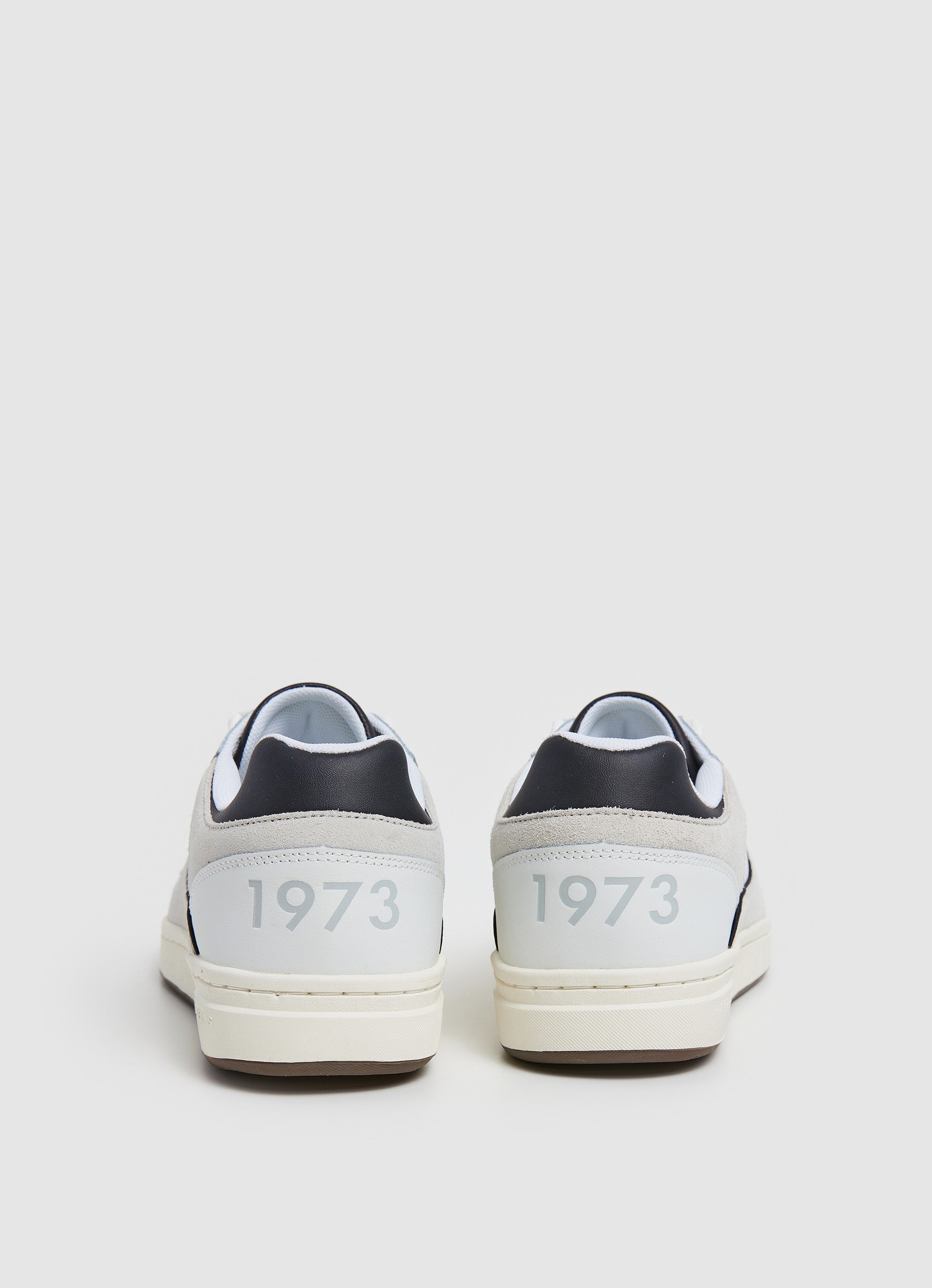 סניקרס לגברים בעיצוב רטרו בצבע לבן ואפור