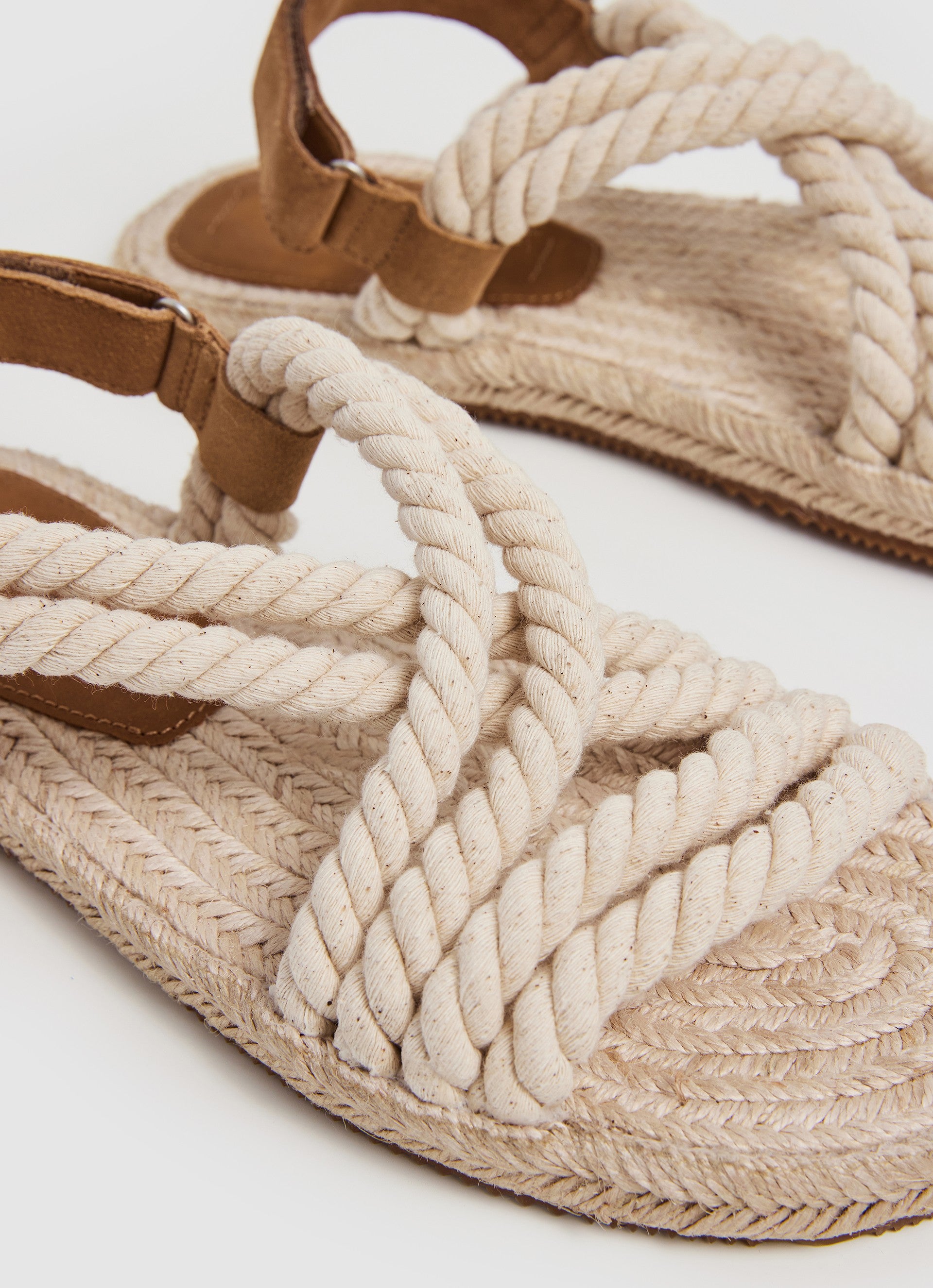 סנדלי חבלים שטוחים לגברים בצבע בז'