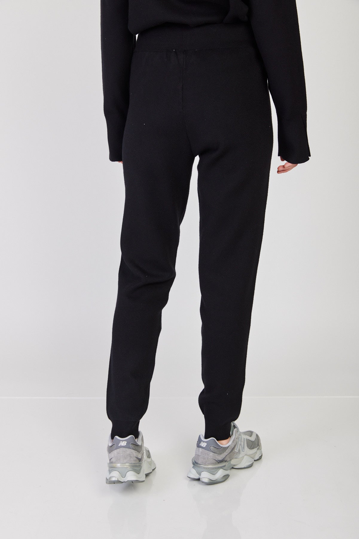 מכנסי טרנינג ארוכים James בצבע שחור