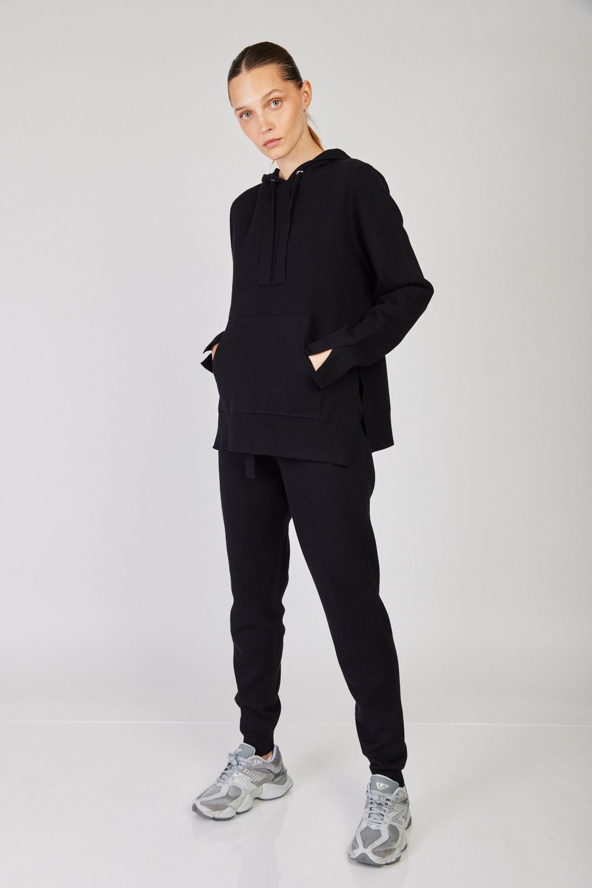 מכנסי טרנינג ארוכים James בצבע שחור