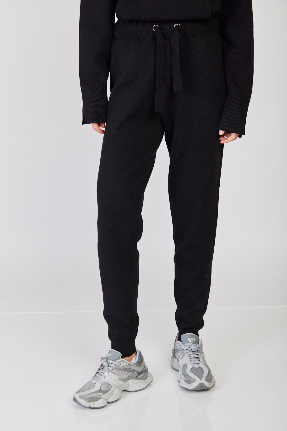 מכנסי טרנינג ארוכים James בצבע שחור