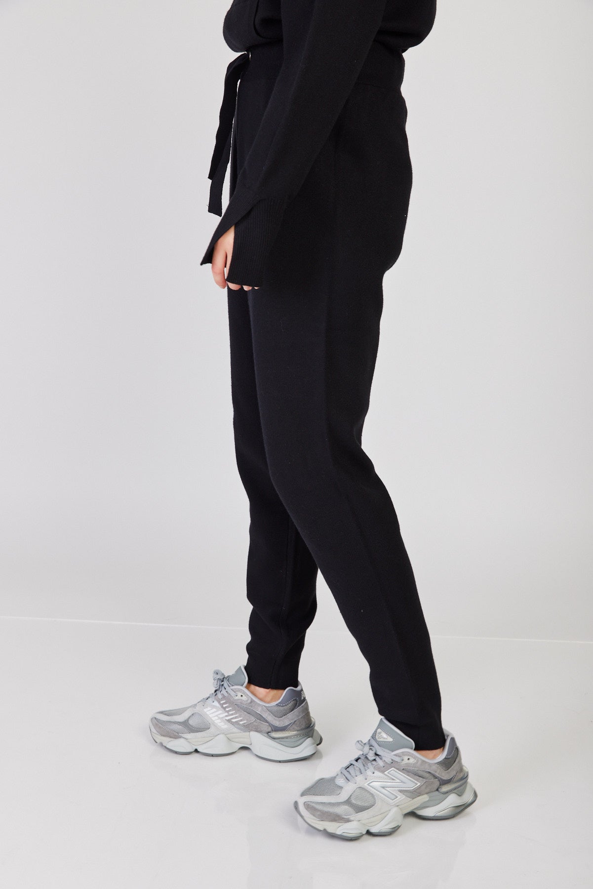 מכנסי טרנינג ארוכים James בצבע שחור