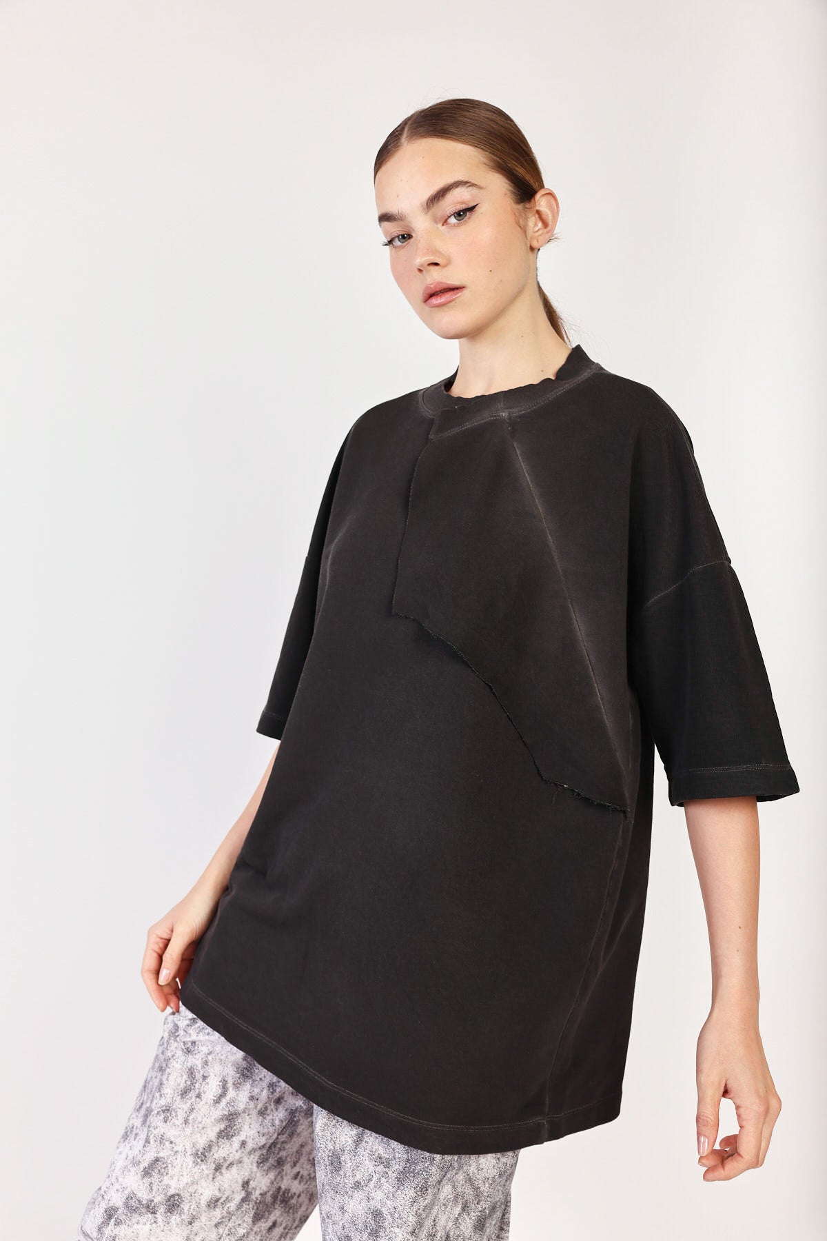 טי שירט קצרה Rip-Ed בצבע פחם