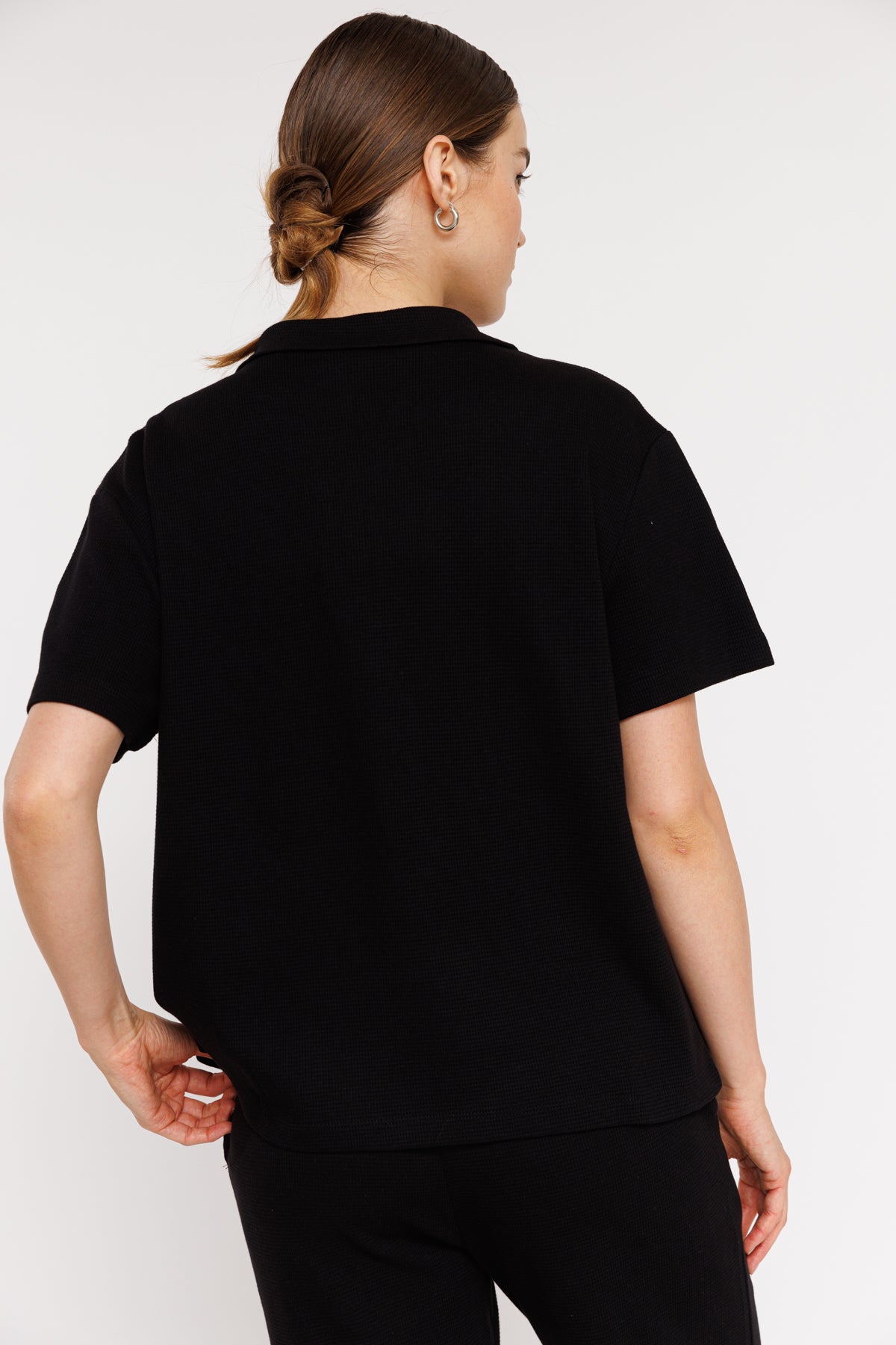 חולצת פולו קצרה Alphi בצבע שחור