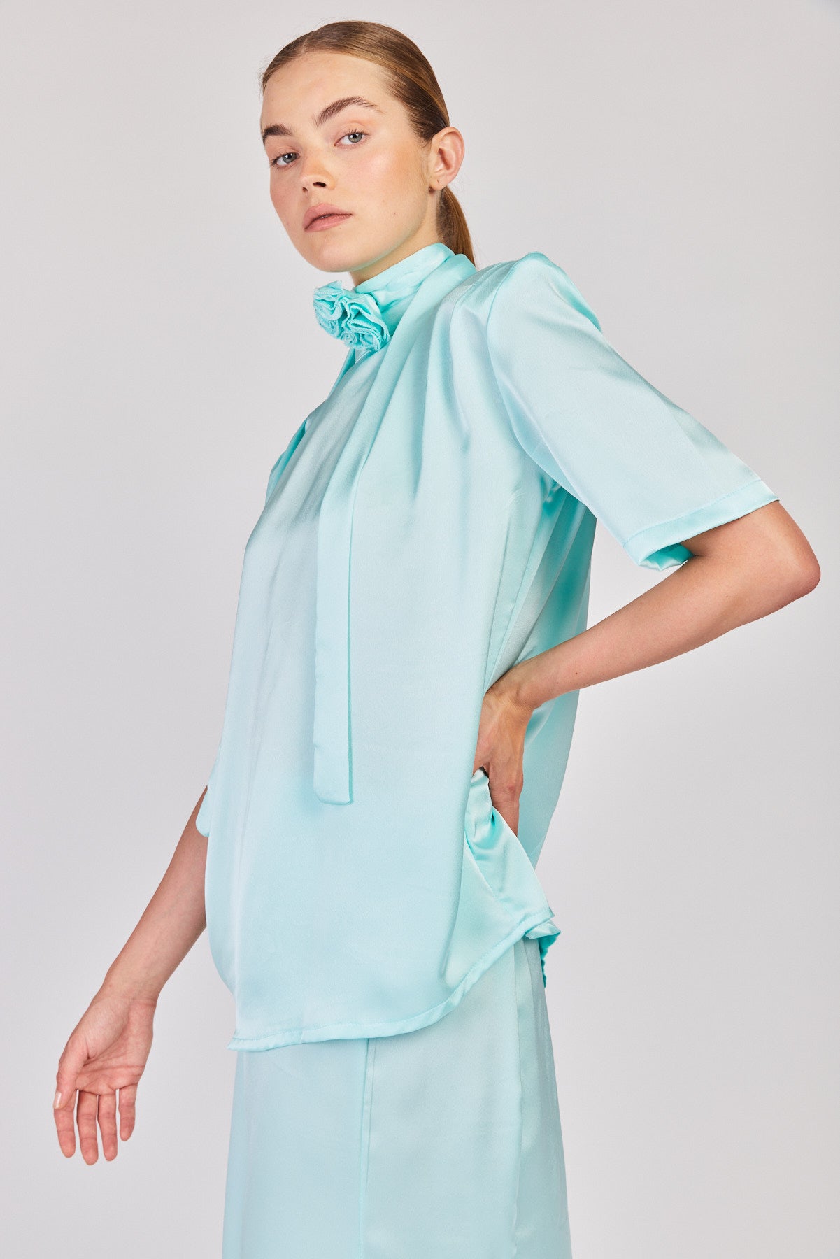 חולצת סאטן נעמי בצבע טורקיז