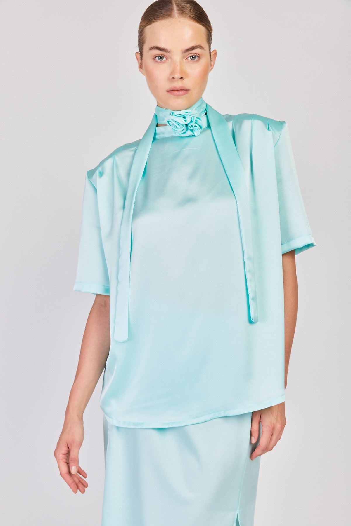 חולצת סאטן נעמי בצבע טורקיז