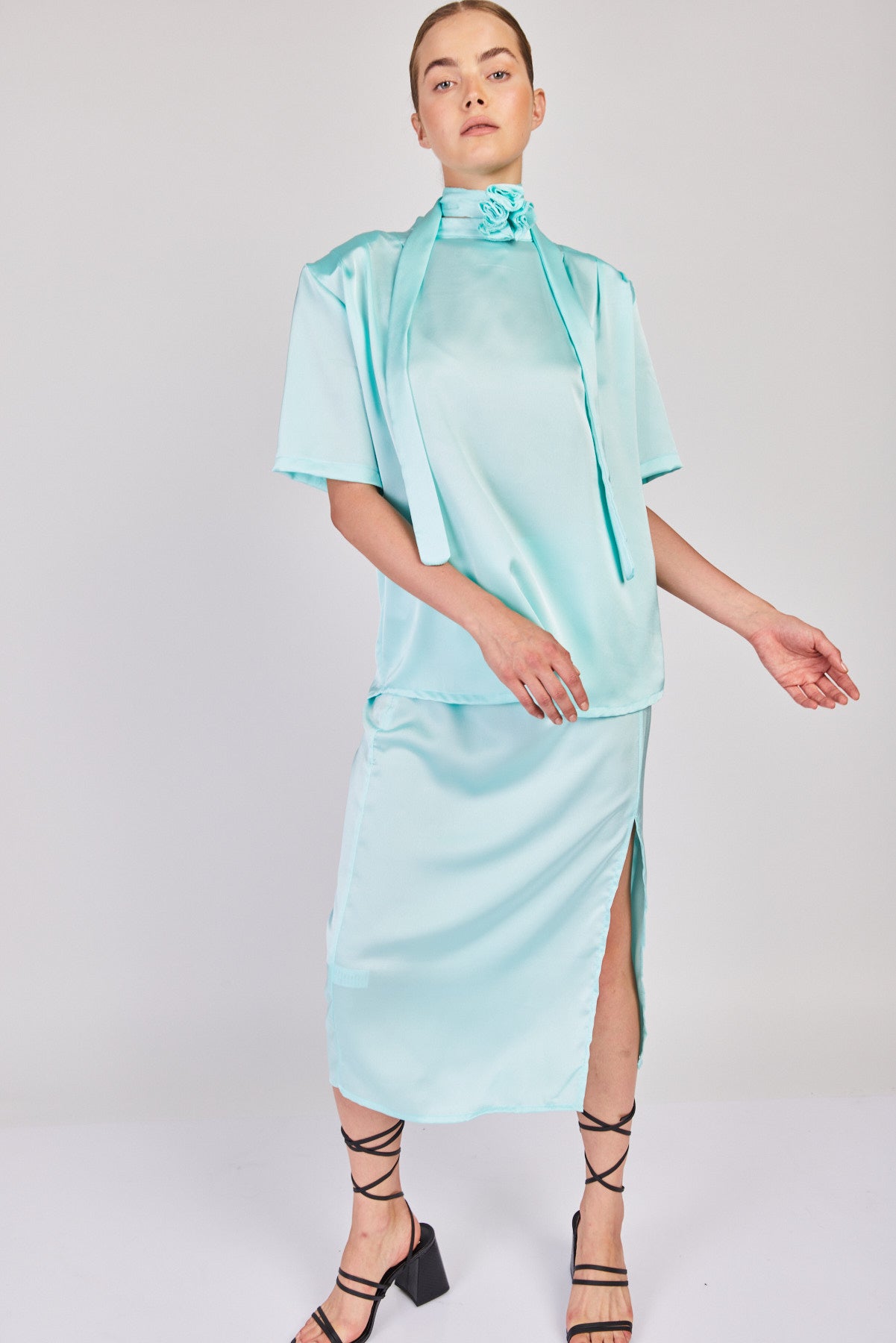 חולצת סאטן נעמי בצבע טורקיז