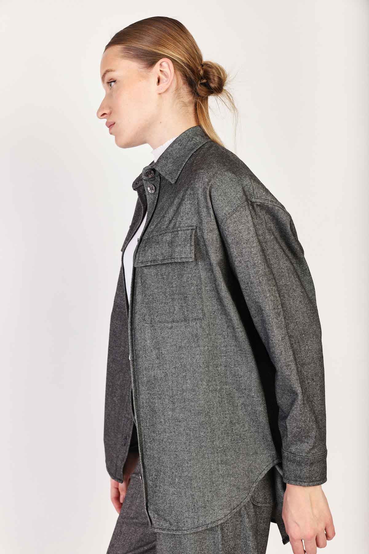 חולצת ג'קט Carla בצבע שחור