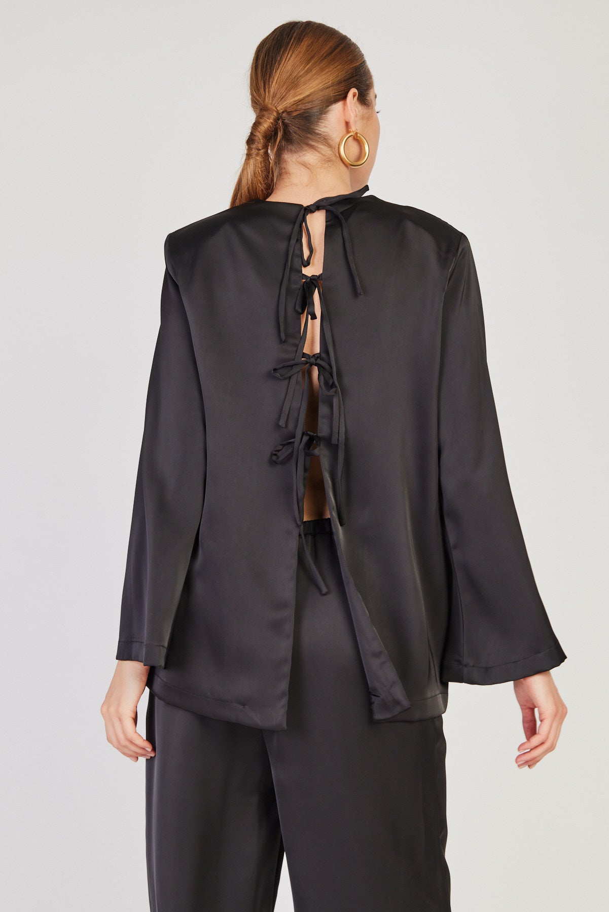 חולצת Himani בצבע שחור